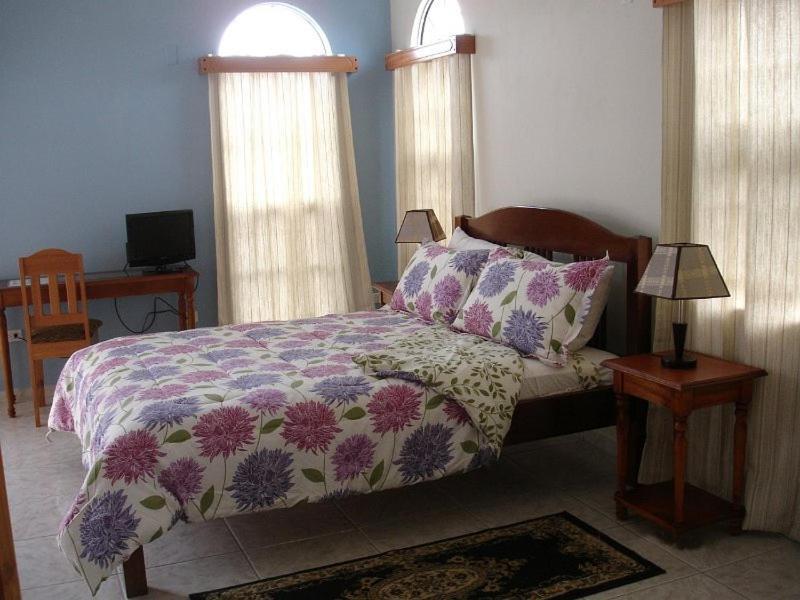 Villa San Juan Белмопан Стая снимка